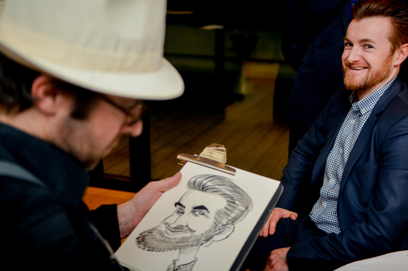 Caricaturiste avec son borsalino pour animer soirée prohibition